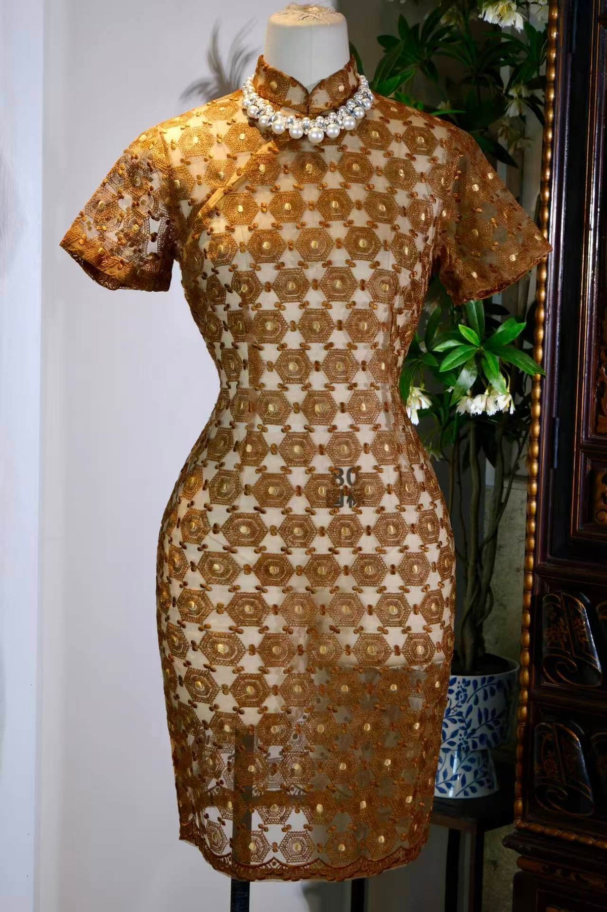 金络六角纹·1950年代港产玻璃领机绣蕾丝旗袍 | Golden Hexagonal Lattice: A 1950s Hong Kong-Made Machine-Embroidered Lace Cheongsam with Glass Collar