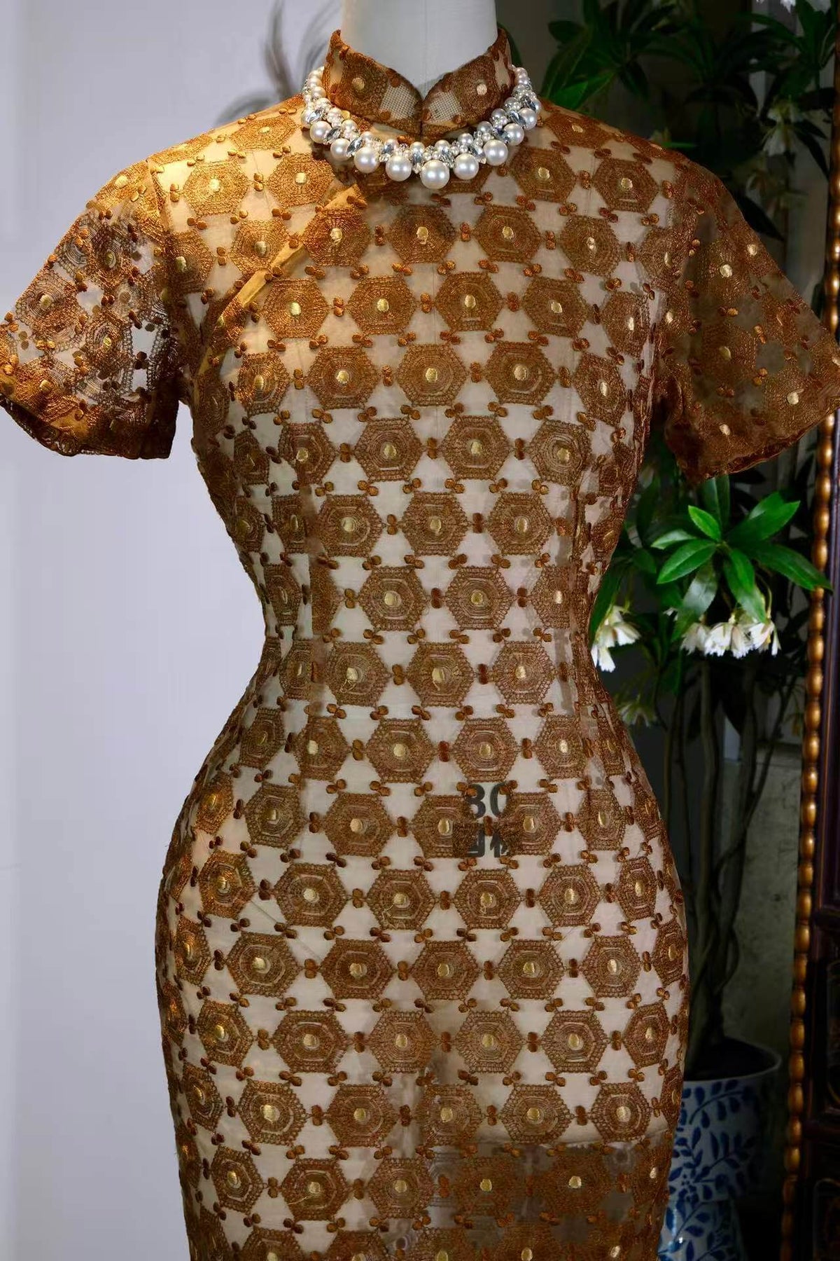 金络六角纹·1950年代港产玻璃领机绣蕾丝旗袍 | Golden Hexagonal Lattice: A 1950s Hong Kong-Made Machine-Embroidered Lace Cheongsam with Glass Collar