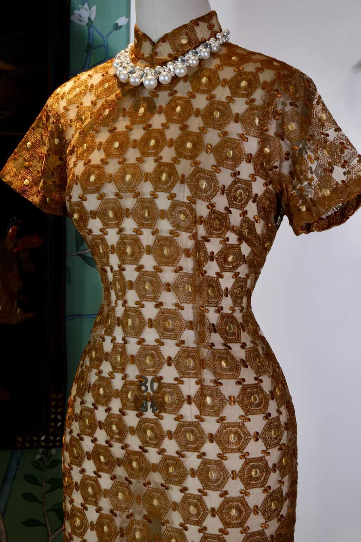 金络六角纹·1950年代港产玻璃领机绣蕾丝旗袍 | Golden Hexagonal Lattice: A 1950s Hong Kong-Made Machine-Embroidered Lace Cheongsam with Glass Collar