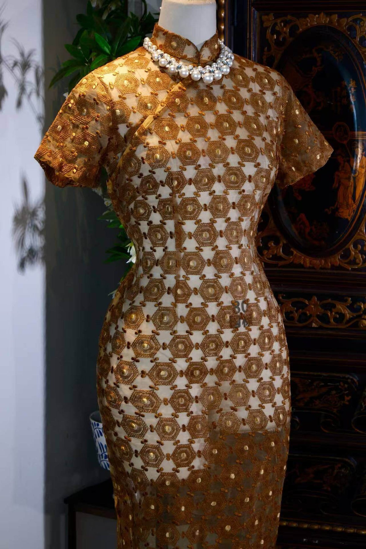 金络六角纹·1950年代港产玻璃领机绣蕾丝旗袍 | Golden Hexagonal Lattice: A 1950s Hong Kong-Made Machine-Embroidered Lace Cheongsam with Glass Collar