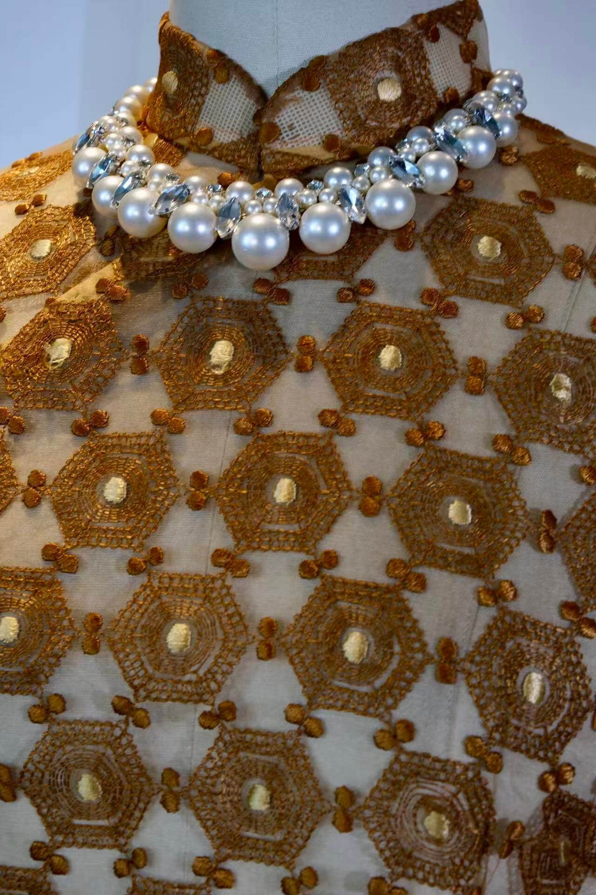 金络六角纹·1950年代港产玻璃领机绣蕾丝旗袍 | Golden Hexagonal Lattice: A 1950s Hong Kong-Made Machine-Embroidered Lace Cheongsam with Glass Collar