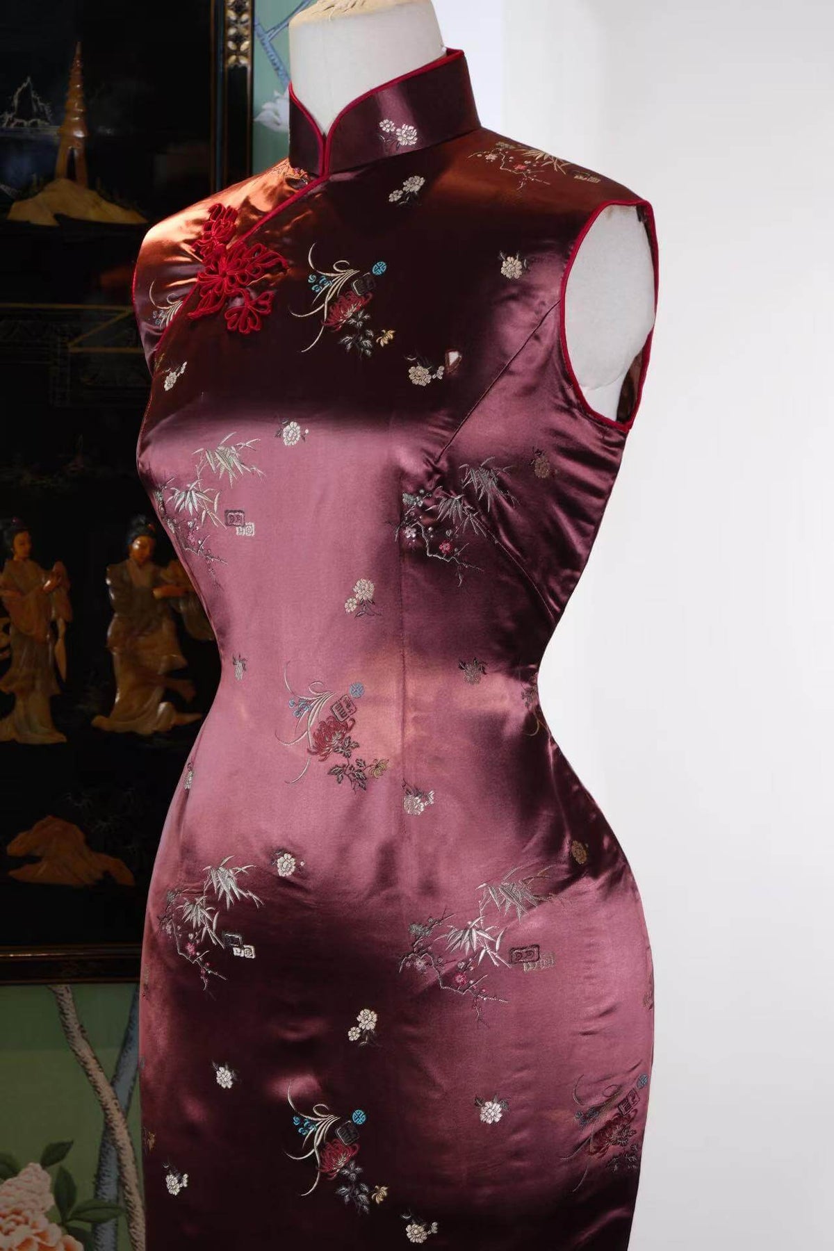 岁月生花：六十年代港工提花织锦缎石榴花扣古董旗袍 | Flowers Blooming Through Time: A 1960s Hong Kong-Tailored Vintage Cheongsam in Jacquard Brocade with Pomegranate Flower Frog Buttons