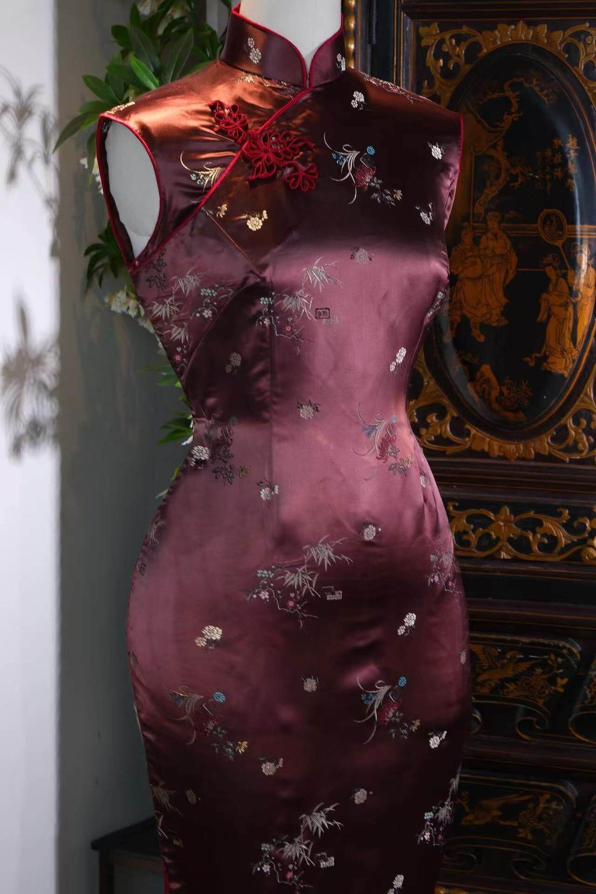 岁月生花：六十年代港工提花织锦缎石榴花扣古董旗袍 | Flowers Blooming Through Time: A 1960s Hong Kong-Tailored Vintage Cheongsam in Jacquard Brocade with Pomegranate Flower Frog Buttons