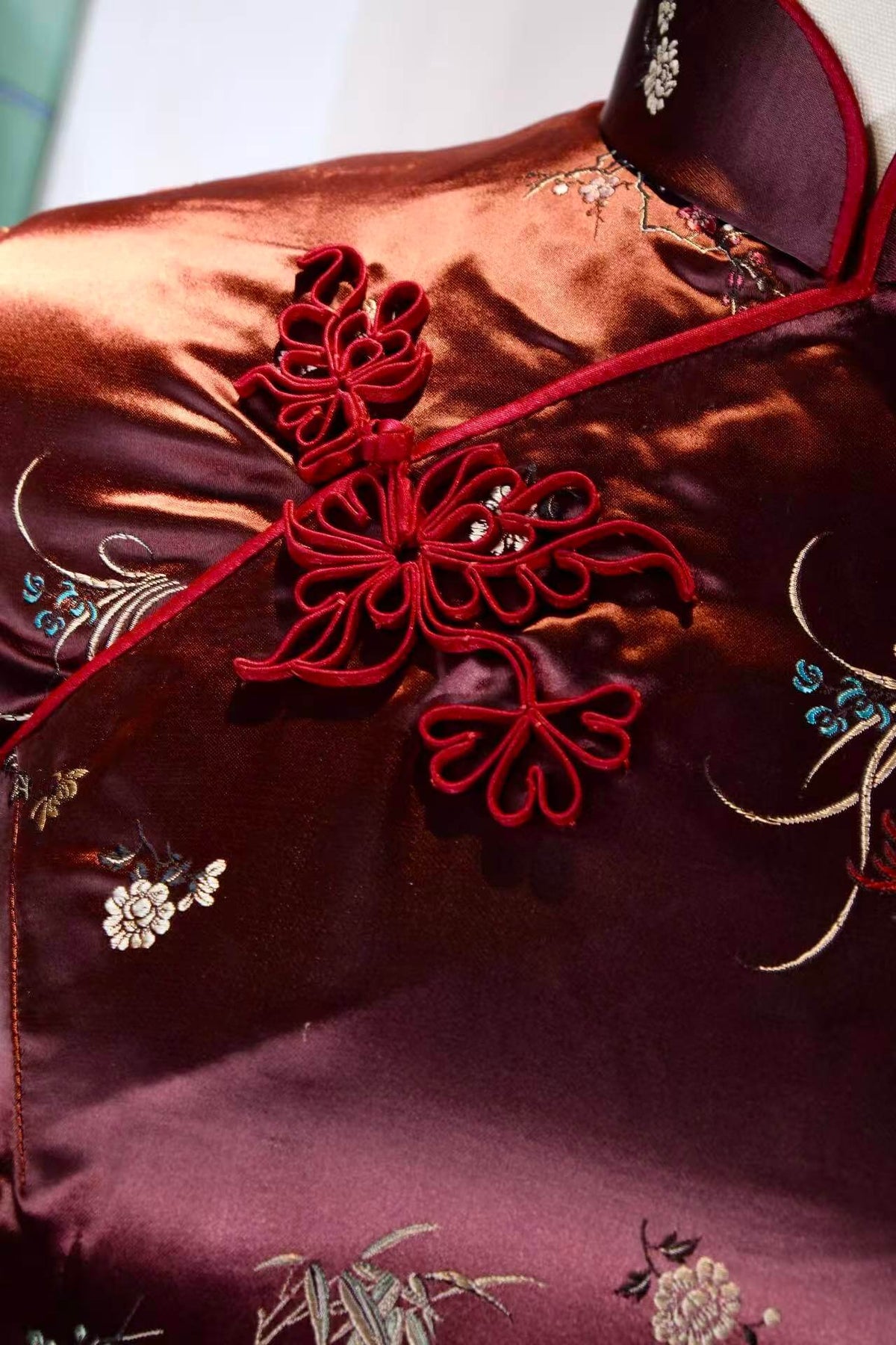 岁月生花：六十年代港工提花织锦缎石榴花扣古董旗袍 | Flowers Blooming Through Time: A 1960s Hong Kong-Tailored Vintage Cheongsam in Jacquard Brocade with Pomegranate Flower Frog Buttons