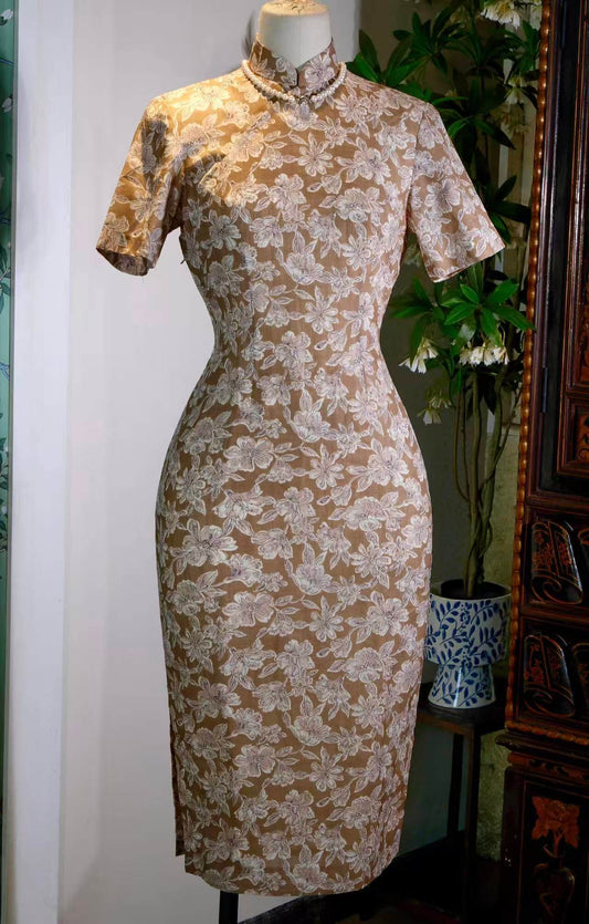 香江旧梦，岁月织锦：五十年代棉麻花卉旗袍 | Dreams of Old Hong Kong, Brocade Woven Through Time: A 1950s Cotton-Linen Floral Cheongsam