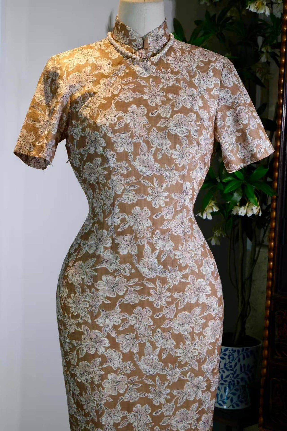 香江旧梦，岁月织锦：五十年代棉麻花卉旗袍 | Dreams of Old Hong Kong, Brocade Woven Through Time: A 1950s Cotton-Linen Floral Cheongsam