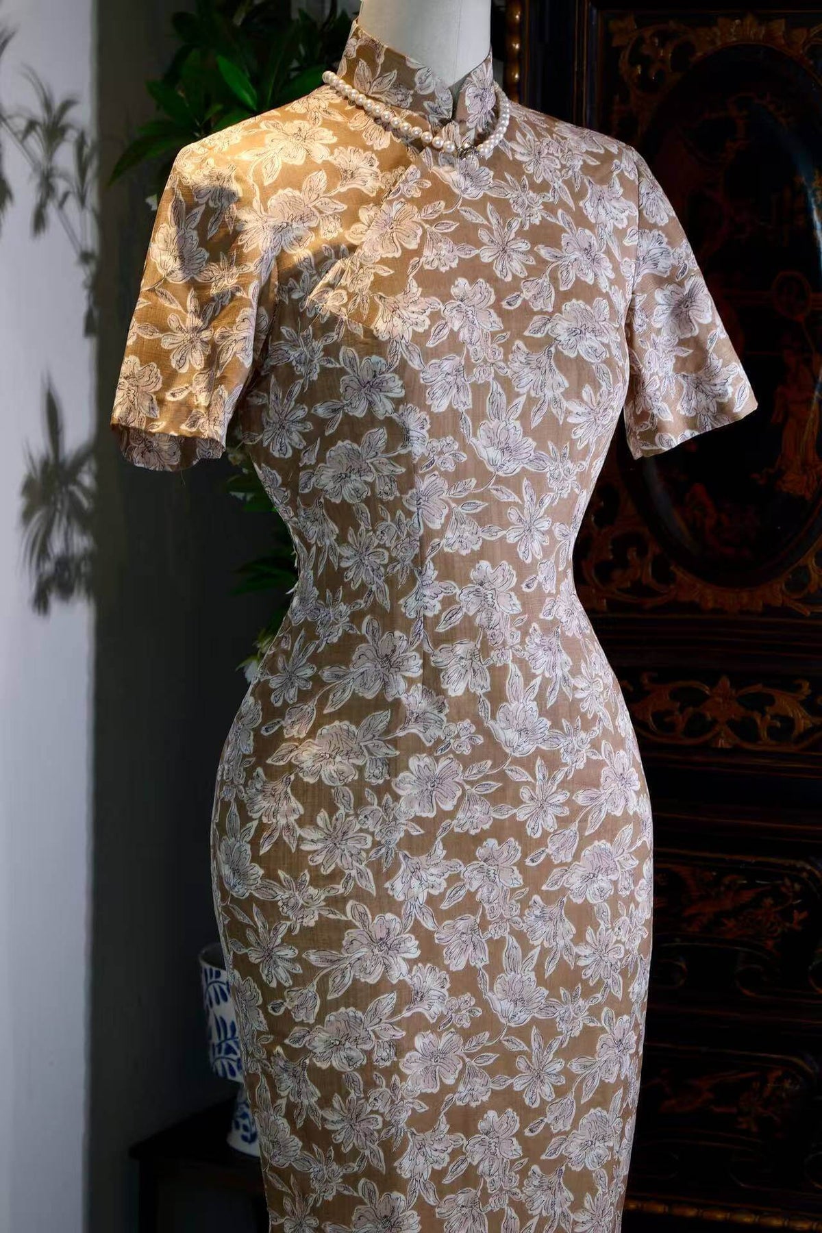 香江旧梦，岁月织锦：五十年代棉麻花卉旗袍 | Dreams of Old Hong Kong, Brocade Woven Through Time: A 1950s Cotton-Linen Floral Cheongsam