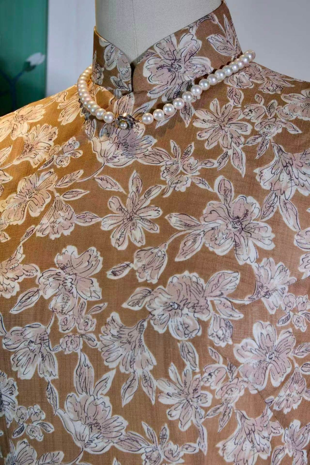 香江旧梦，岁月织锦：五十年代棉麻花卉旗袍 | Dreams of Old Hong Kong, Brocade Woven Through Time: A 1950s Cotton-Linen Floral Cheongsam