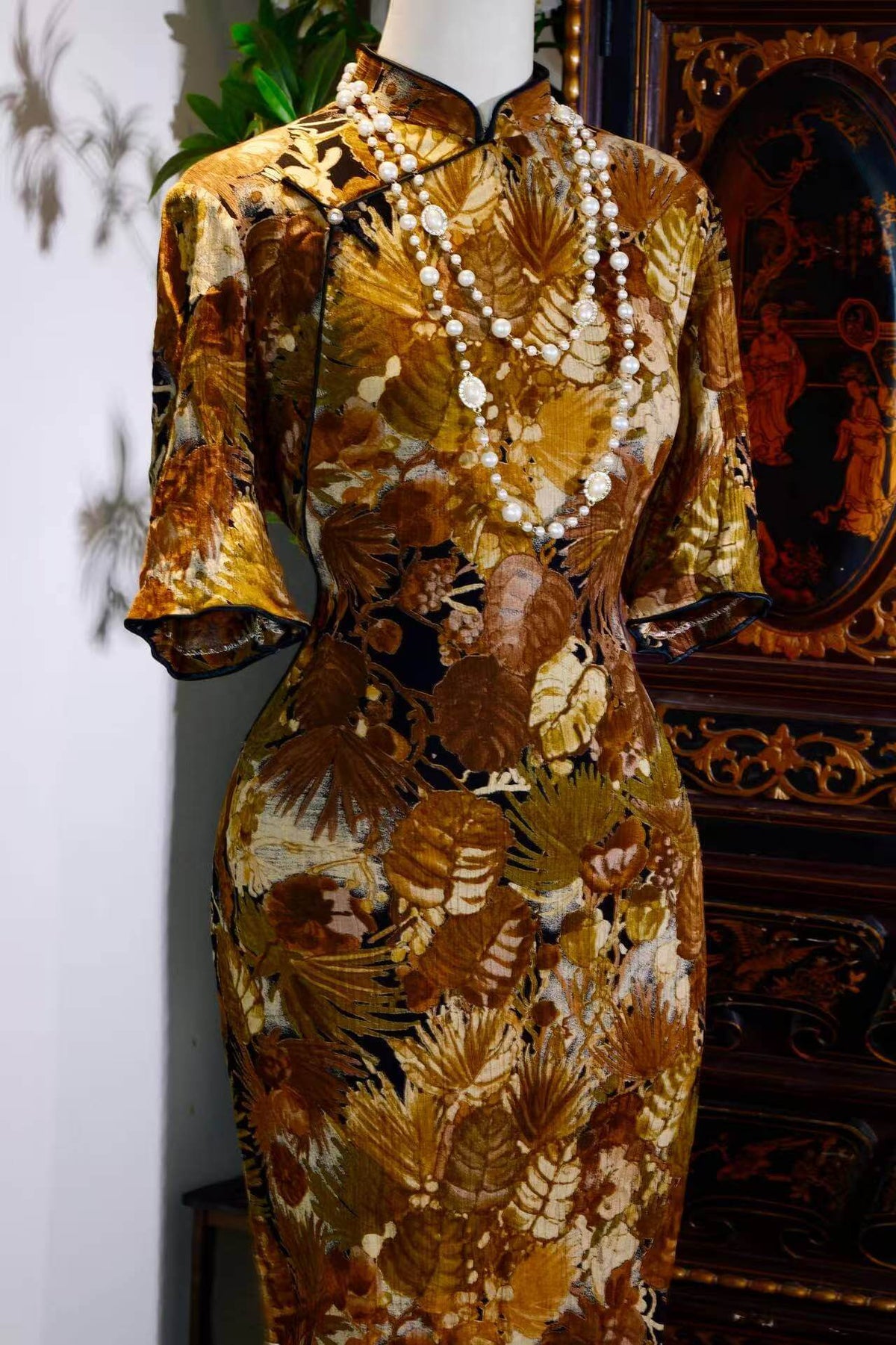 《流金岁月：六十年代意式油画肌理与港产旗袍的跨洋对话》 | "Years of Flowing Gold: A Transoceanic Dialogue Between 1960s Italian Oil-Painting Texture and Hong Kong-Crafted Cheongsams"