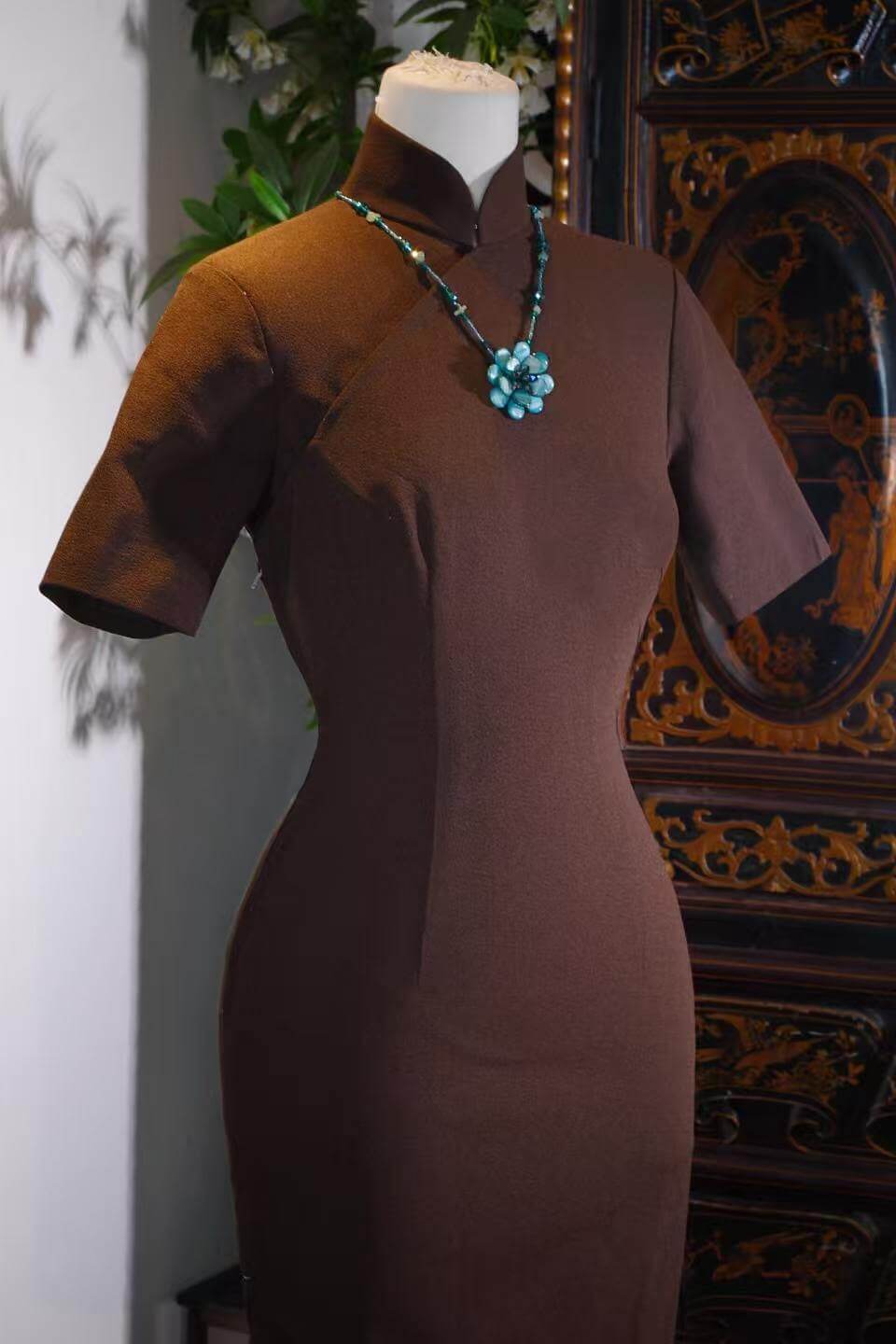 岁月织锦，风华绝代——一件五十年代台湾产古董旗袍的独白 | Years Woven into Brocade, Peerless Elegance: A Monologue of a 1950s Taiwan-Made Vintage Cheongsam