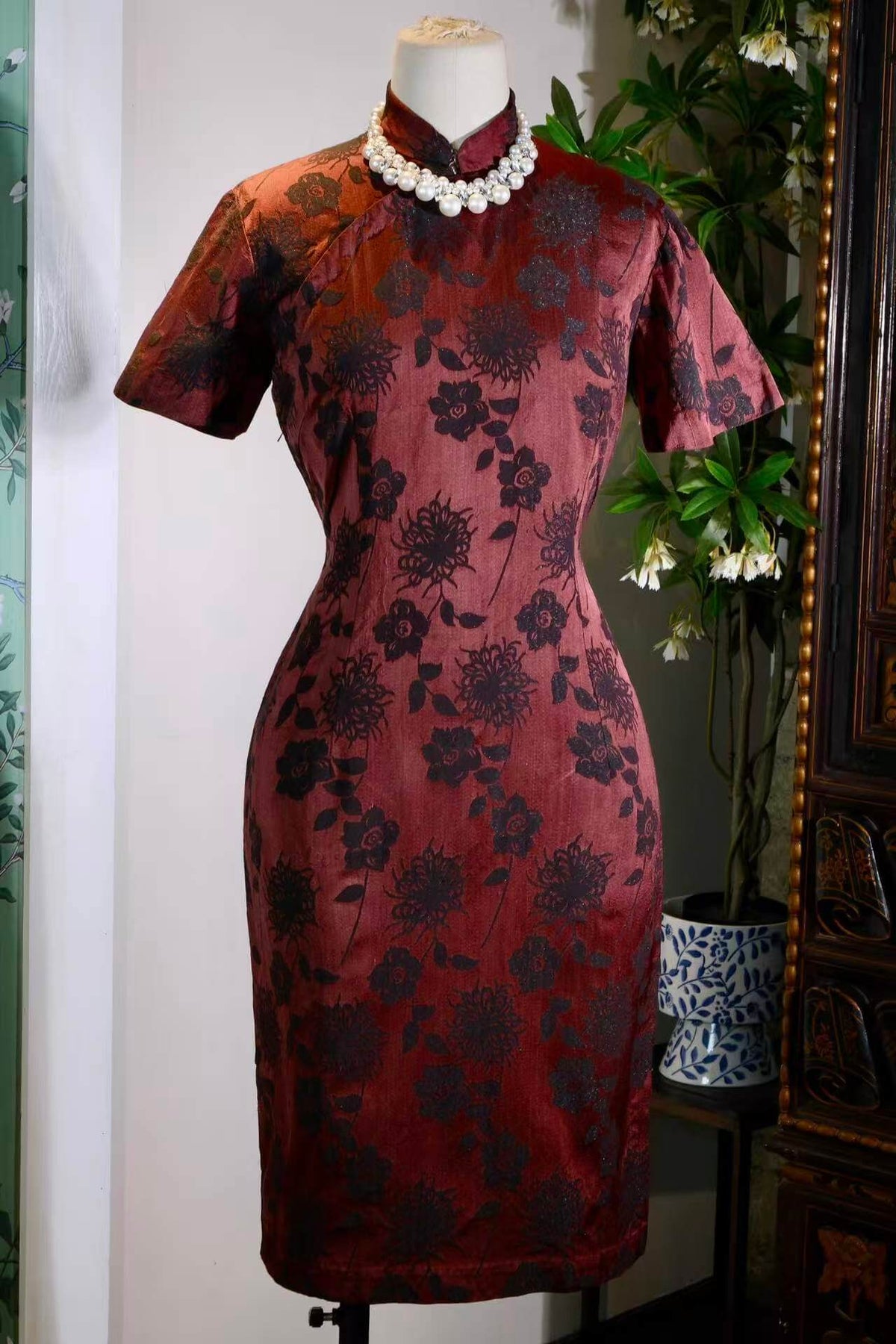 绮梦流金：一件上世纪五十年代港式旗袍的华服史诗 | "Golden Dreaming Flow: A Garment Epic of a 1950s Hong Kong-Style Cheongsam"
