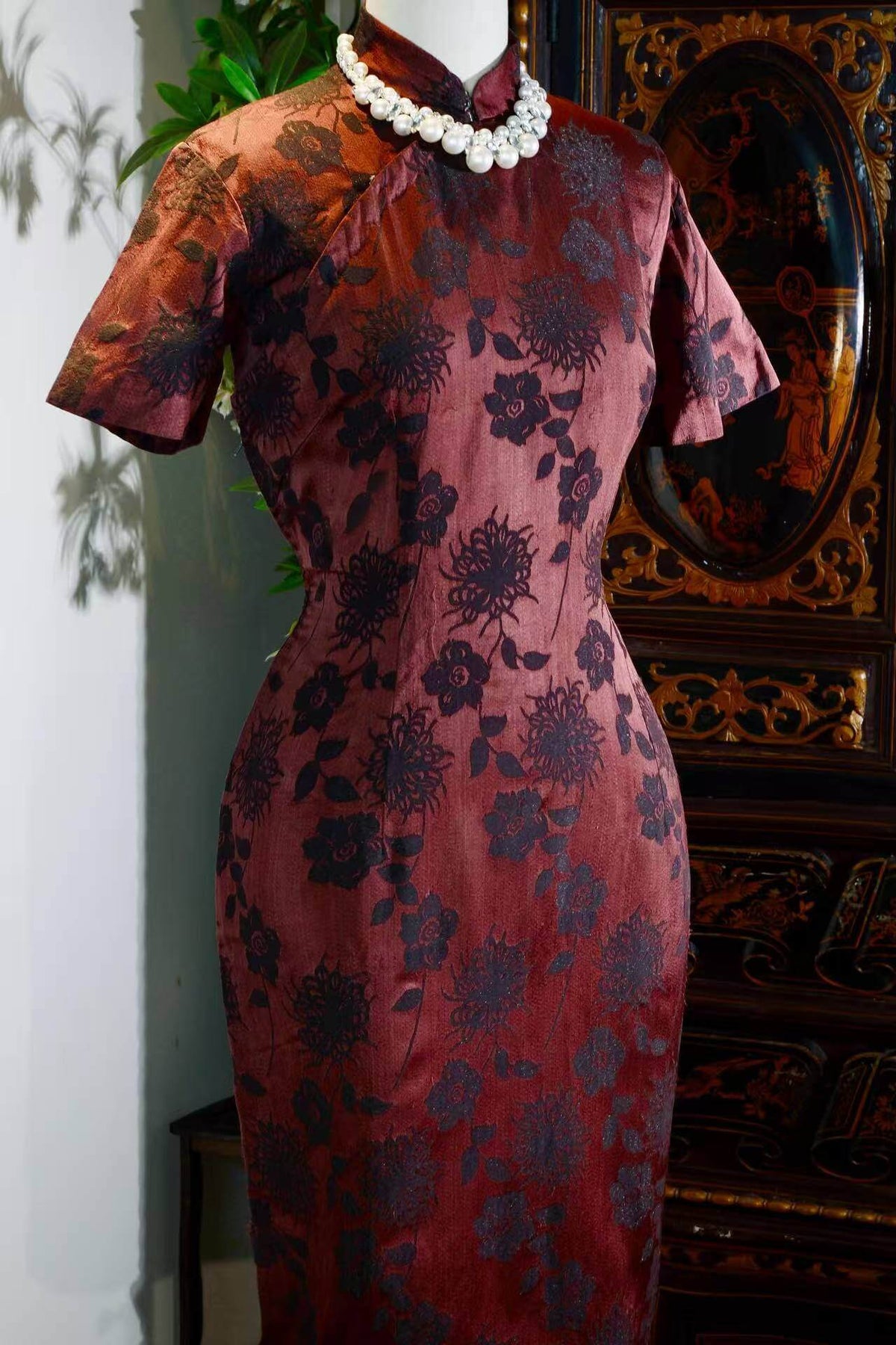 绮梦流金：一件上世纪五十年代港式旗袍的华服史诗 | "Golden Dreaming Flow: A Garment Epic of a 1950s Hong Kong-Style Cheongsam"