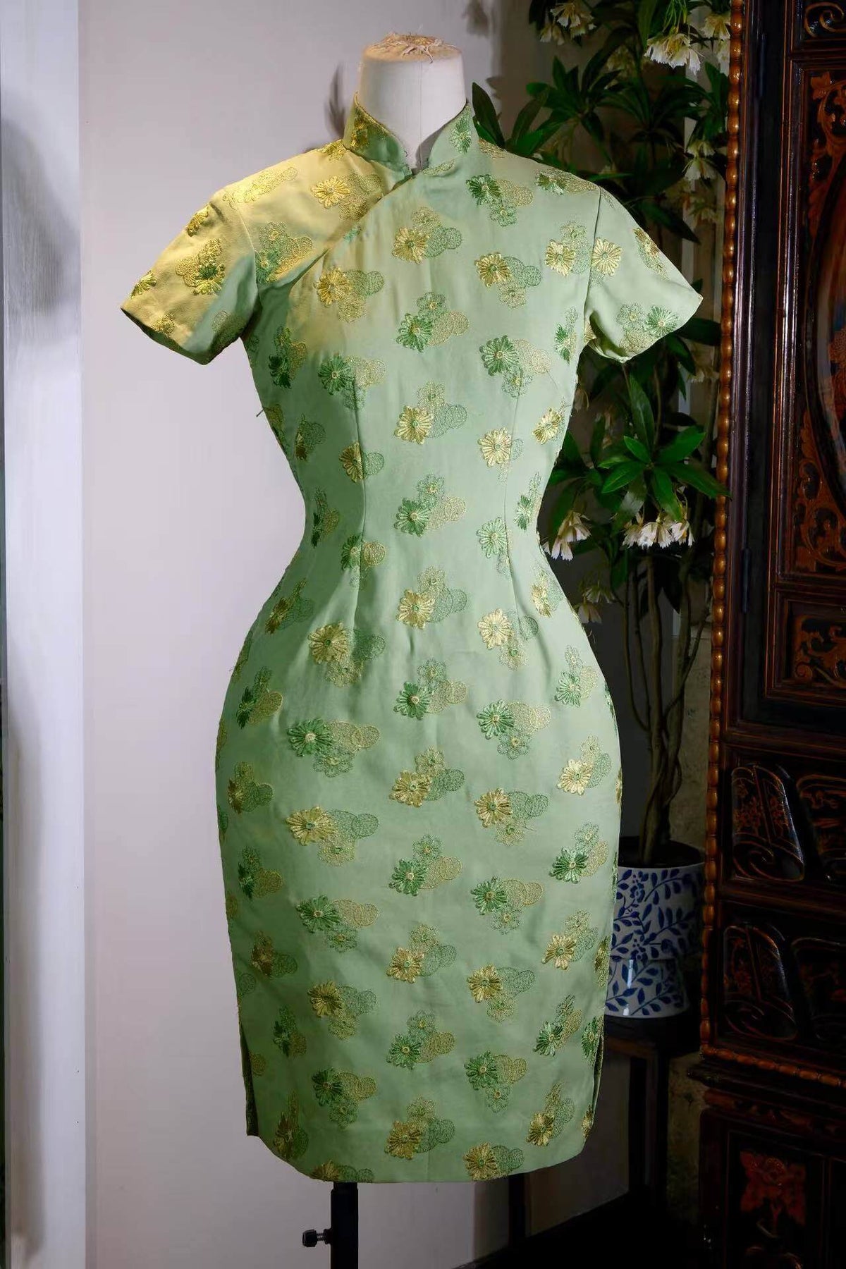 【碧色流金·六零遗梦】—— 意大利机绣面料台湾制古董旗袍赏析 | "Jade Flowing Gold · Dreams of the Sixties": An Appreciation of a 1960s Italian Machine-Embroidered Fabric Taiwan-Made Vintage Cheongsam