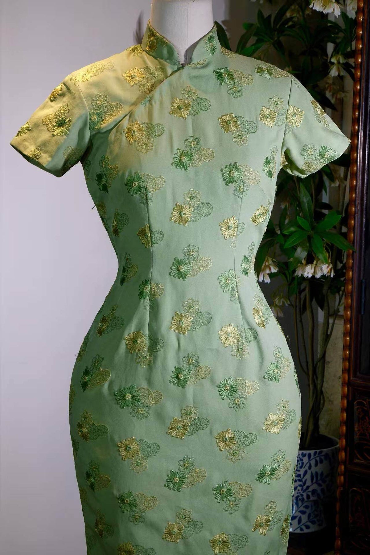 【碧色流金·六零遗梦】—— 意大利机绣面料台湾制古董旗袍赏析 | "Jade Flowing Gold · Dreams of the Sixties": An Appreciation of a 1960s Italian Machine-Embroidered Fabric Taiwan-Made Vintage Cheongsam