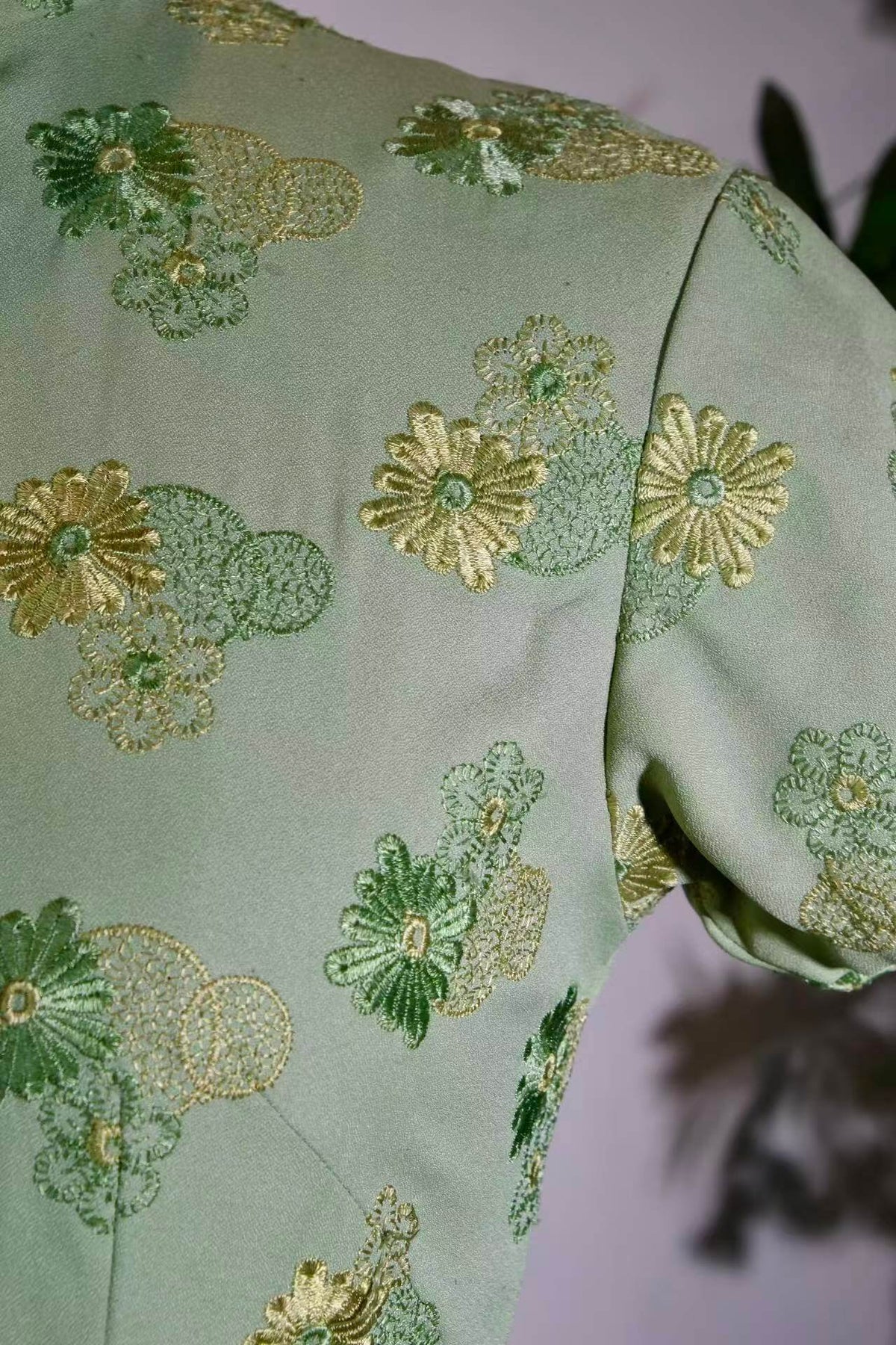 【碧色流金·六零遗梦】—— 意大利机绣面料台湾制古董旗袍赏析 | "Jade Flowing Gold · Dreams of the Sixties": An Appreciation of a 1960s Italian Machine-Embroidered Fabric Taiwan-Made Vintage Cheongsam