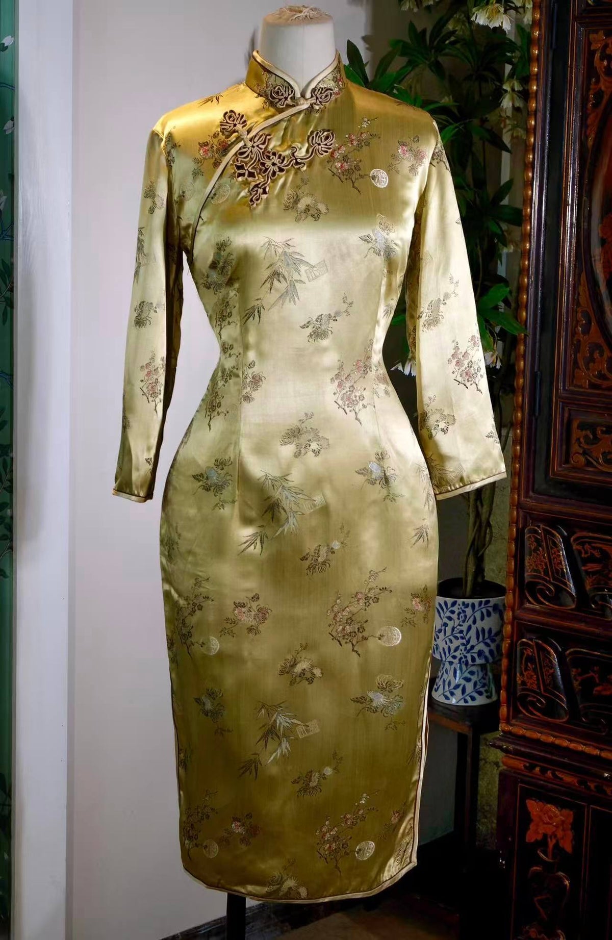 锦绣风华，岁月鎏金：一件六十年代杭州长寿牌旗袍的断代与解读 | Splendid Elegance and Gilded Years: Dating and Interpretation of a 1960s Hangzhou "Longevity" Brand Cheongsam