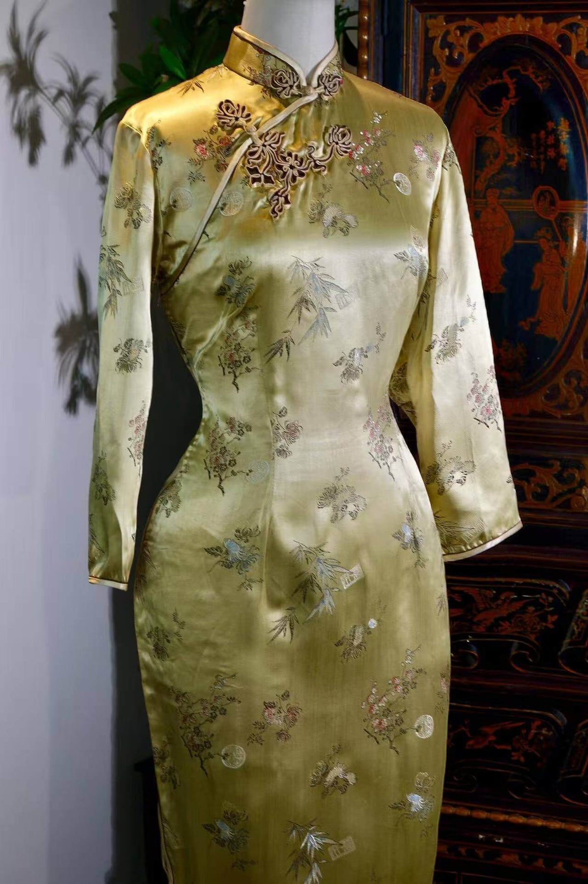 锦绣风华，岁月鎏金：一件六十年代杭州长寿牌旗袍的断代与解读 | Splendid Elegance and Gilded Years: Dating and Interpretation of a 1960s Hangzhou "Longevity" Brand Cheongsam