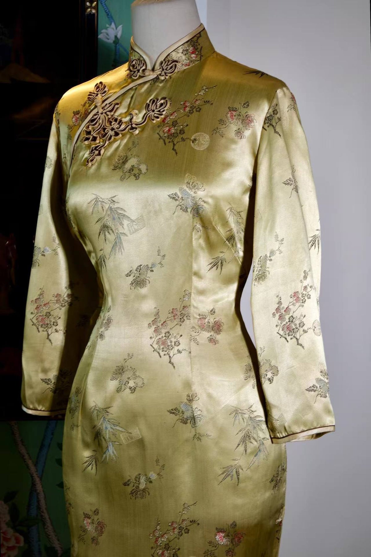 锦绣风华，岁月鎏金：一件六十年代杭州长寿牌旗袍的断代与解读 | Splendid Elegance and Gilded Years: Dating and Interpretation of a 1960s Hangzhou "Longevity" Brand Cheongsam