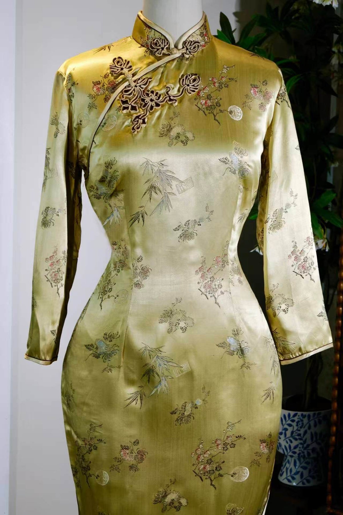 锦绣风华，岁月鎏金：一件六十年代杭州长寿牌旗袍的断代与解读 | Splendid Elegance and Gilded Years: Dating and Interpretation of a 1960s Hangzhou "Longevity" Brand Cheongsam