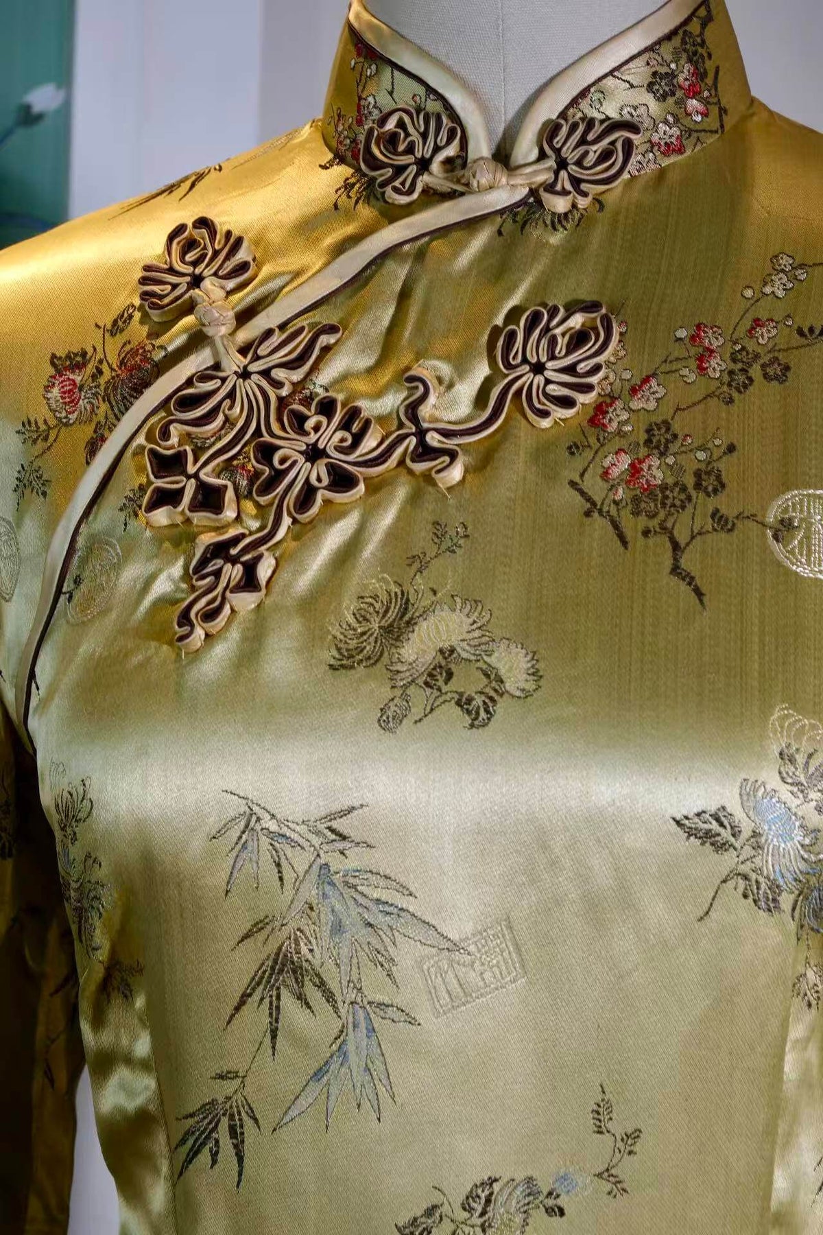 锦绣风华，岁月鎏金：一件六十年代杭州长寿牌旗袍的断代与解读 | Splendid Elegance and Gilded Years: Dating and Interpretation of a 1960s Hangzhou "Longevity" Brand Cheongsam