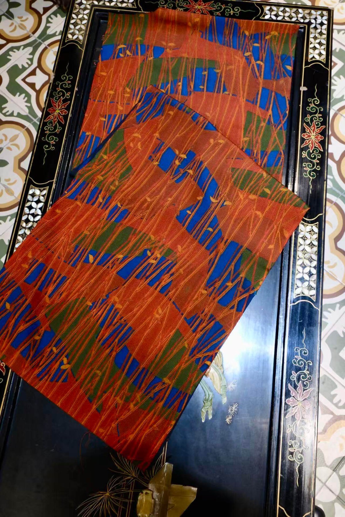 赤焰流金 · “秋原秋意”：复古几何块面交织炽热焦橙、宝蓝与苔绿，覆以金黄竹叶纤丝线条艺术之真丝面料 | Blazing Golden Autumn - "Autumn Meadows": Retro Geometric Color-Blocking in Terracotta Orange, Royal Sapphire, and Moss Green Layered with Fine Golden Bamboo Leaf Line Art Silk Canvas