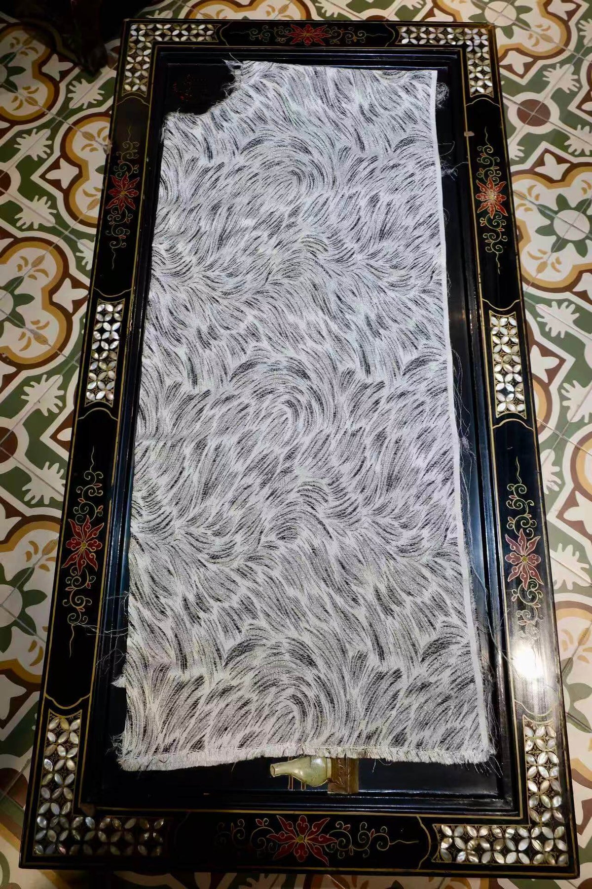 银辉羽浪 · “鹤羽流云”：写意水墨风交织银丝银光，呈现如流云飞瀑、鹏程万里般灵动羽翼纹理之真丝面料 | Silver Wing Splendor - "Sovereign Plumes": Contemporary Ink-Wash Aesthetic Interlocking Luminous Silver Metallic Yarns in Dynamic Feathered Wave Motifs on Pure Silk Canvas