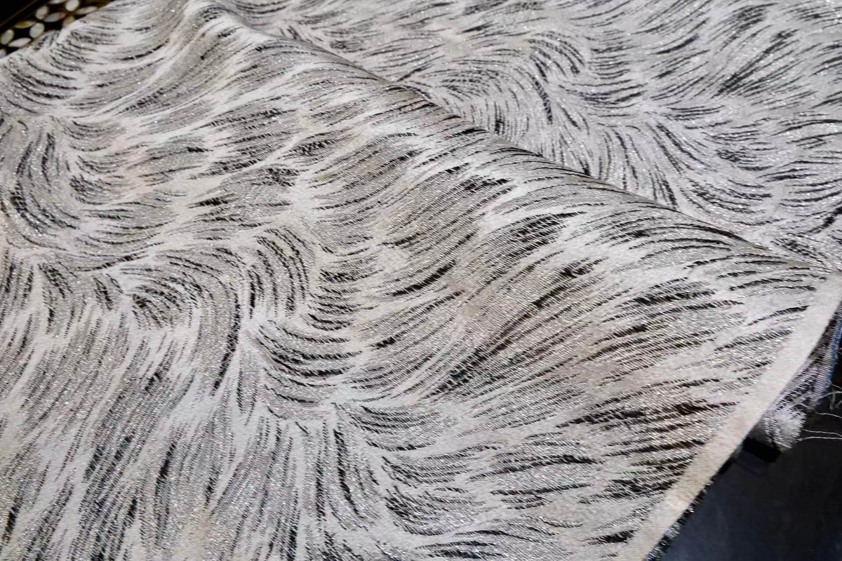 银辉羽浪 · “鹤羽流云”：写意水墨风交织银丝银光，呈现如流云飞瀑、鹏程万里般灵动羽翼纹理之真丝面料 | Silver Wing Splendor - "Sovereign Plumes": Contemporary Ink-Wash Aesthetic Interlocking Luminous Silver Metallic Yarns in Dynamic Feathered Wave Motifs on Pure Silk Canvas