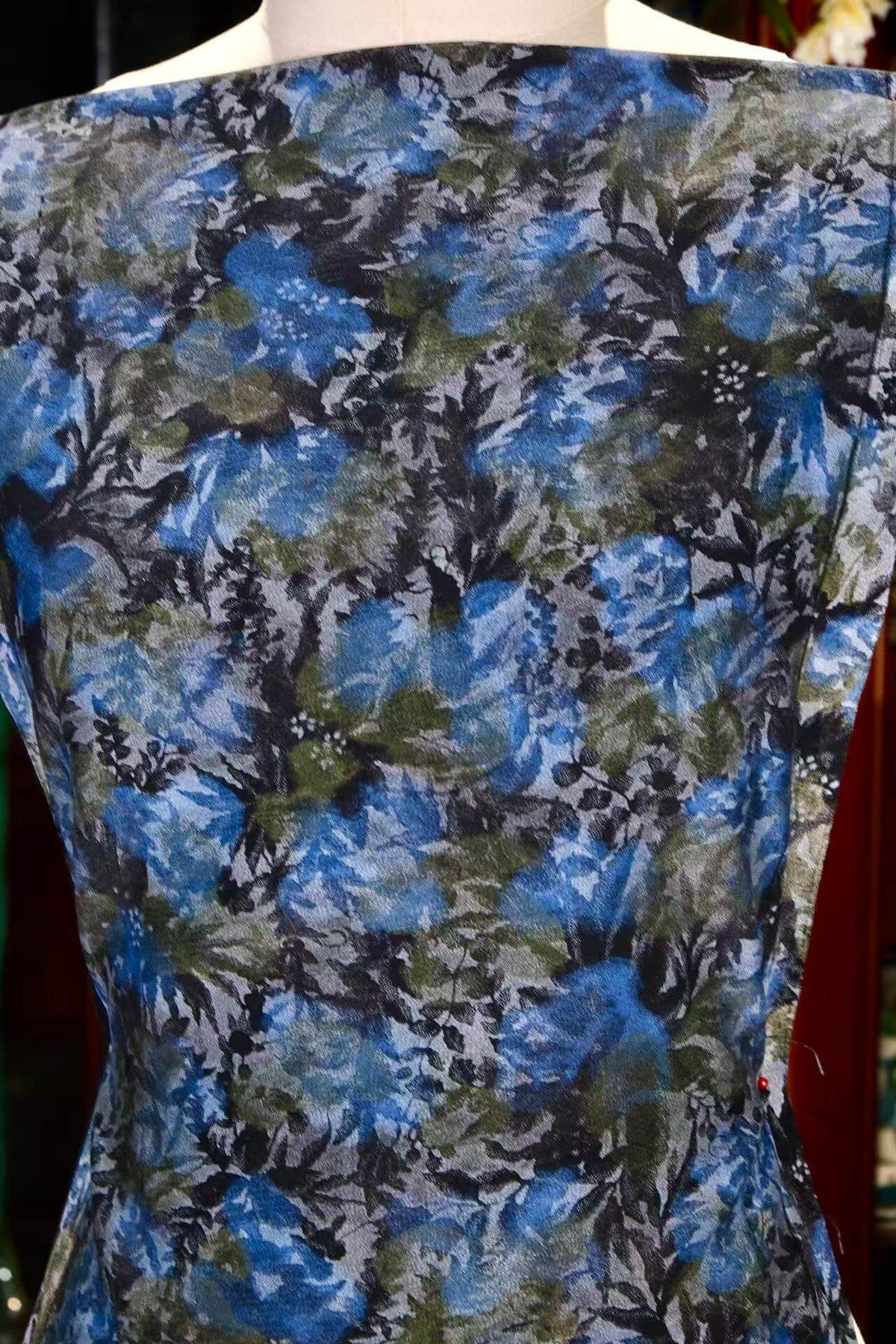 蓝墨幽翠 · “碧海潮生”：复古写意水墨风交织蔚蓝、苔绿与墨黑，繁花叠影之深邃高雅真丝面料|Midnight Floral Tide - "Oceanic Bloom": Vintage Impressionistic Ink-Wash Canvas Interlocking Cerulean Blue, Moss Green, and Midnight Black in Layers of Shadowed Florals Pure Silk Fabric