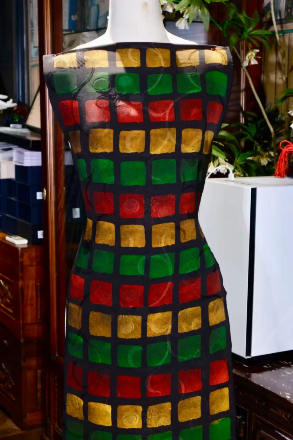 玄底绚彩 · “方华聚瑞”：复古波普艺术几何彩格交织真丝面料| Gilded Geometric Harmony - "Radiant Square Splendor": Modern Vintage Pop-Art Canvas Interlocking Pure Silk Fabric