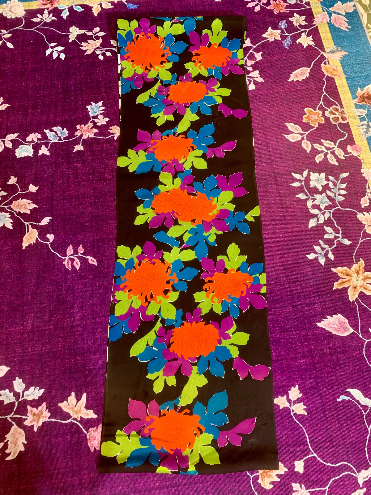 墨黑底朱橙乱菊多色叶印花真丝面料| Black Chrysanthemum Multi-Color Leaf Silk Fabric