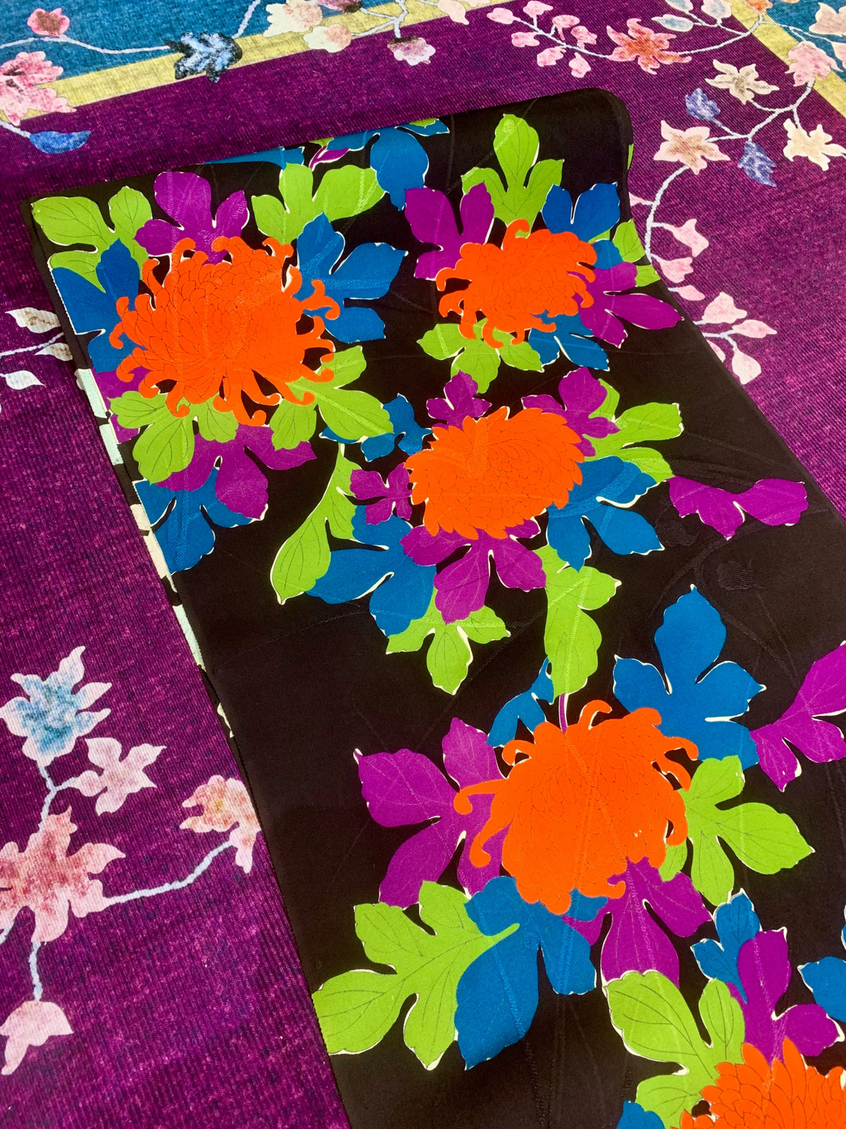 墨黑底朱橙乱菊多色叶印花真丝面料| Black Chrysanthemum Multi-Color Leaf Silk Fabric