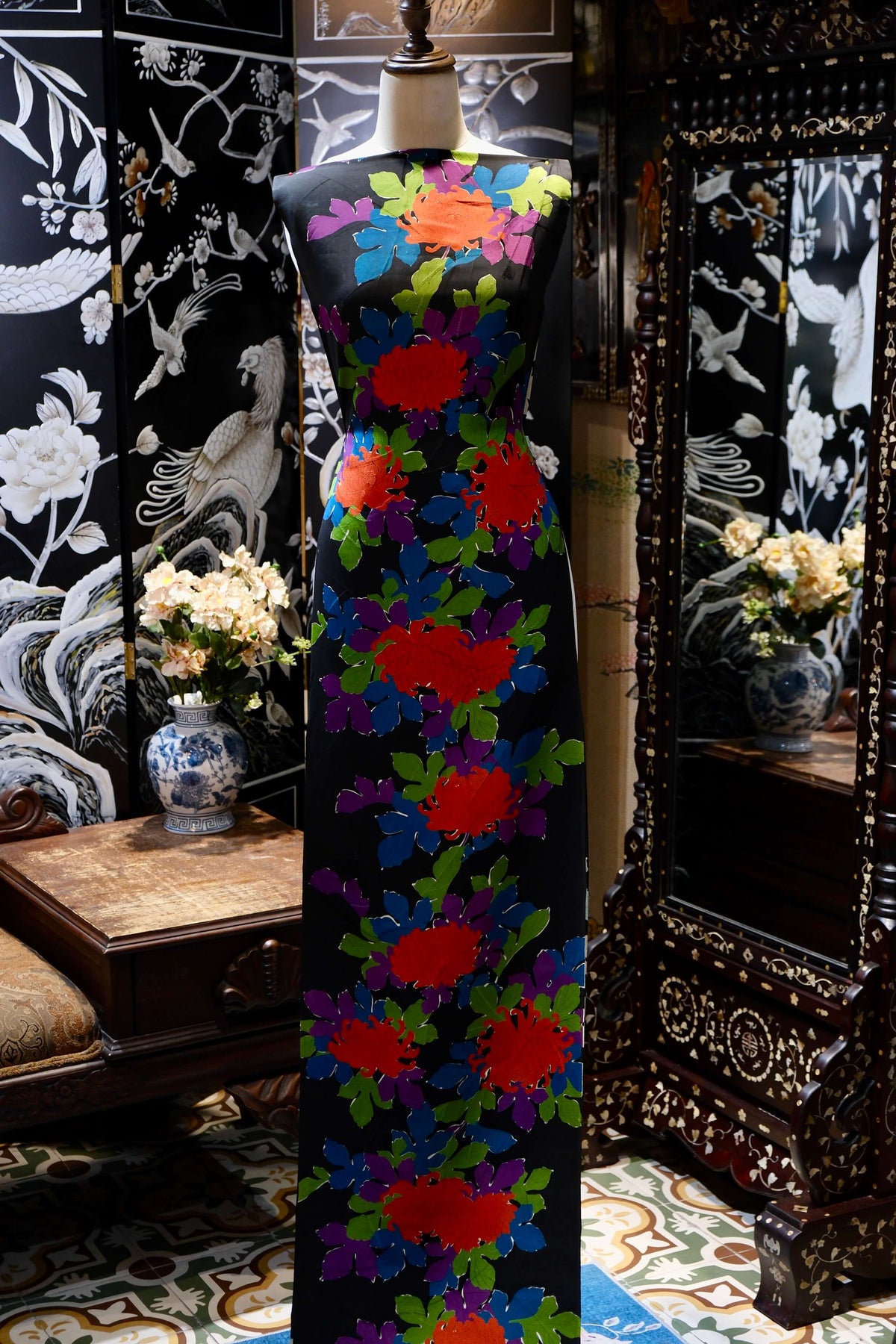 墨黑底朱橙乱菊多色叶印花真丝面料| Black Chrysanthemum Multi-Color Leaf Silk Fabric
