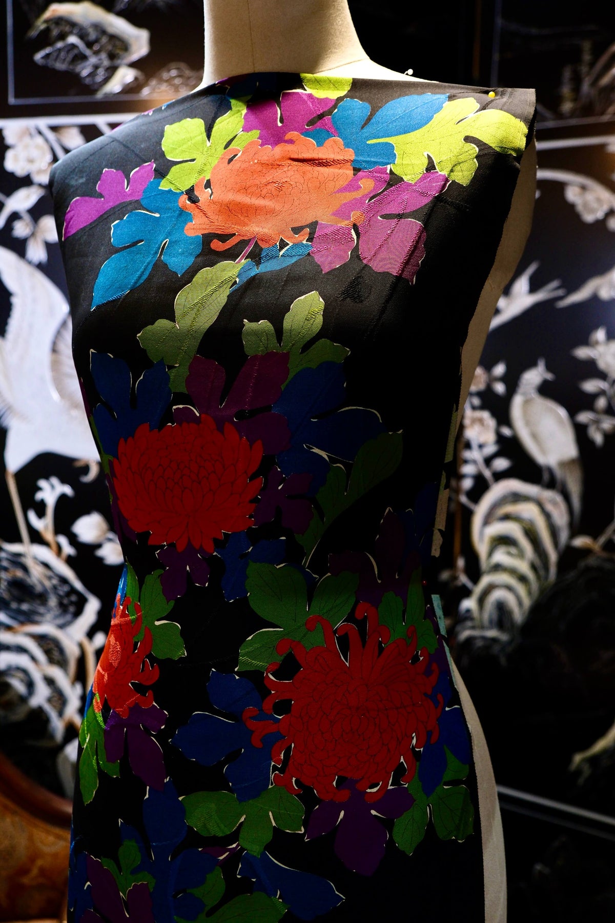 墨黑底朱橙乱菊多色叶印花真丝面料| Black Chrysanthemum Multi-Color Leaf Silk Fabric
