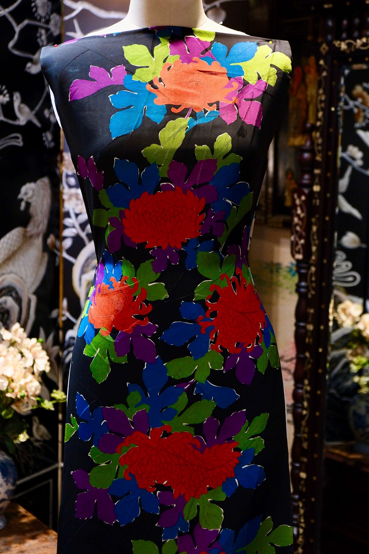 墨黑底朱橙乱菊多色叶印花真丝面料| Black Chrysanthemum Multi-Color Leaf Silk Fabric