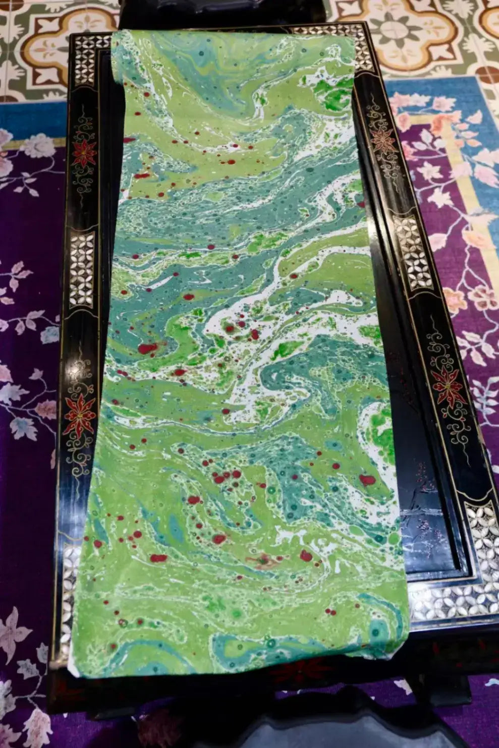 苹果绿墨绿大理石纹红点印花真丝面料 | Green Marbled Print with Red Accents Silk Fabric