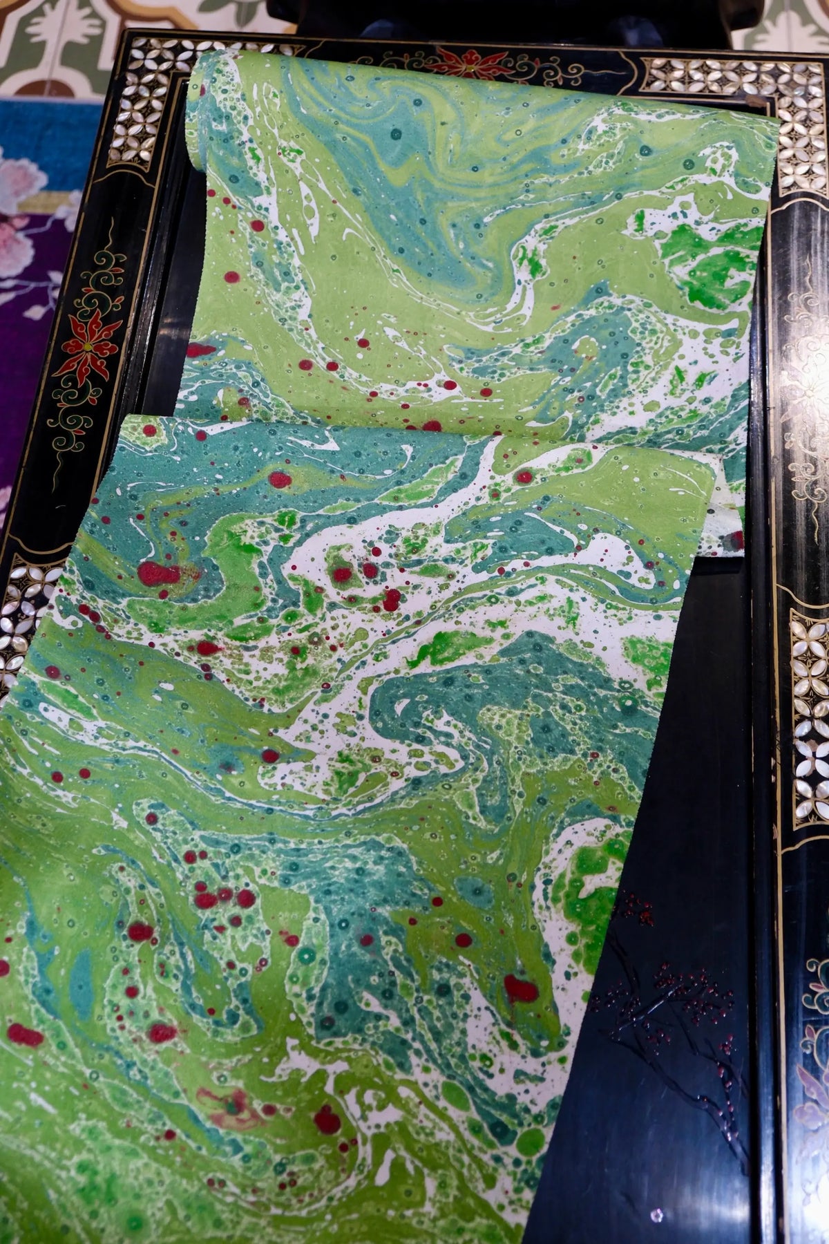 苹果绿墨绿大理石纹红点印花真丝面料 | Green Marbled Print with Red Accents Silk Fabric