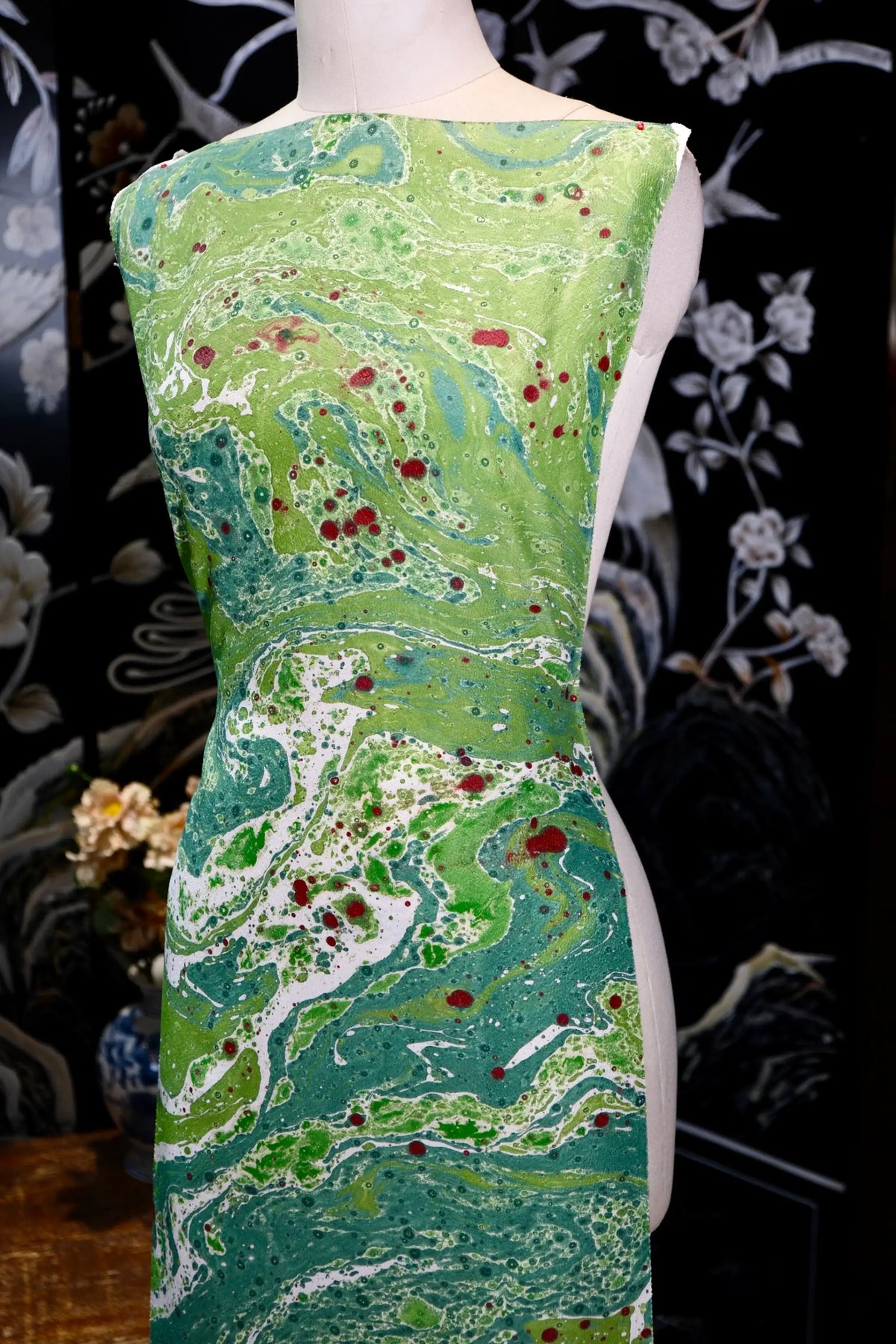 苹果绿墨绿大理石纹红点印花真丝面料 | Green Marbled Print with Red Accents Silk Fabric