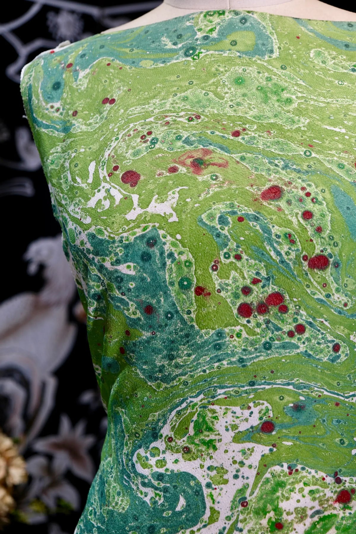 苹果绿墨绿大理石纹红点印花真丝面料 | Green Marbled Print with Red Accents Silk Fabric