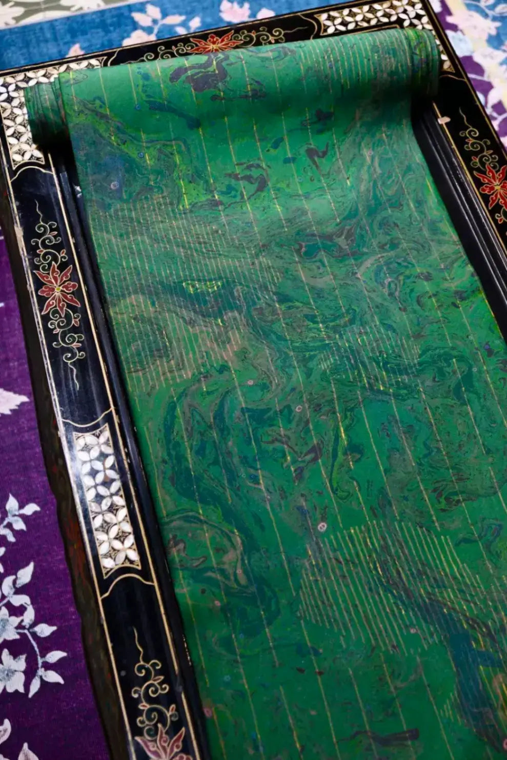 绿色大理石流砂纹带金色经线印花真丝面料 | Green Marbled Print Silk Fabric with Gold Woven Stripes