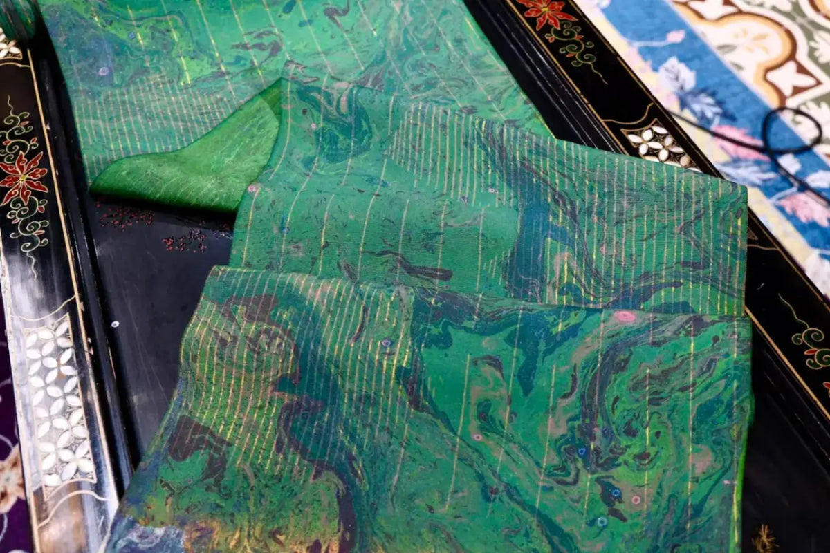 绿色大理石流砂纹带金色经线印花真丝面料 | Green Marbled Print Silk Fabric with Gold Woven Stripes