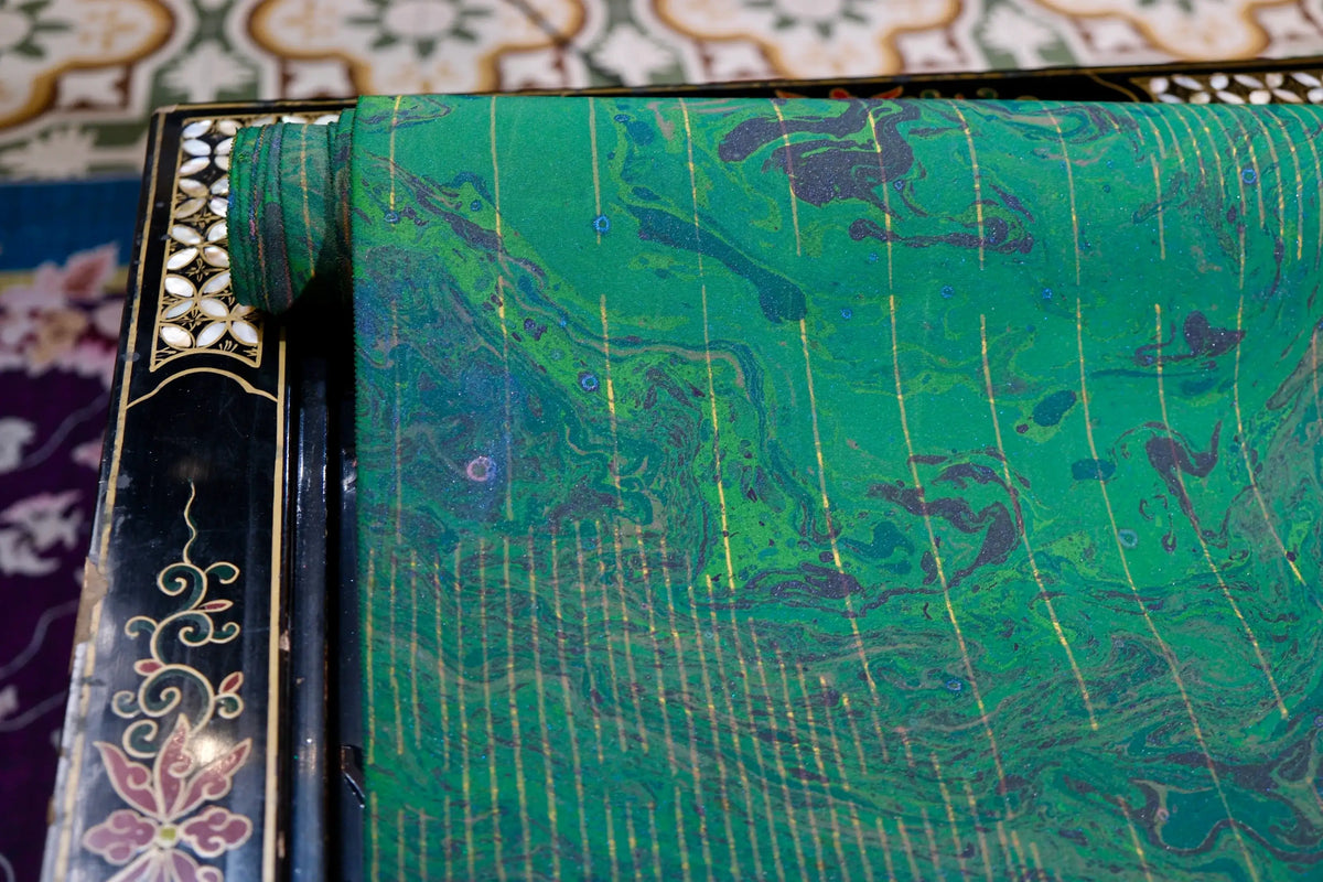 绿色大理石流砂纹带金色经线印花真丝面料 | Green Marbled Print Silk Fabric with Gold Woven Stripes