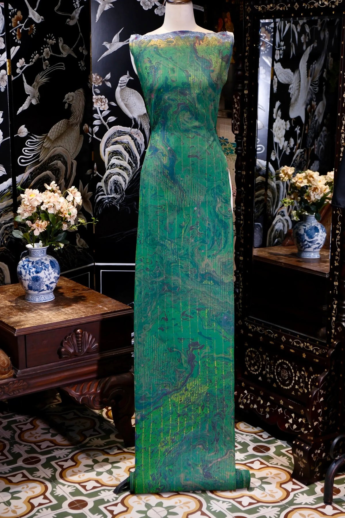 绿色大理石流砂纹带金色经线印花真丝面料 | Green Marbled Print Silk Fabric with Gold Woven Stripes