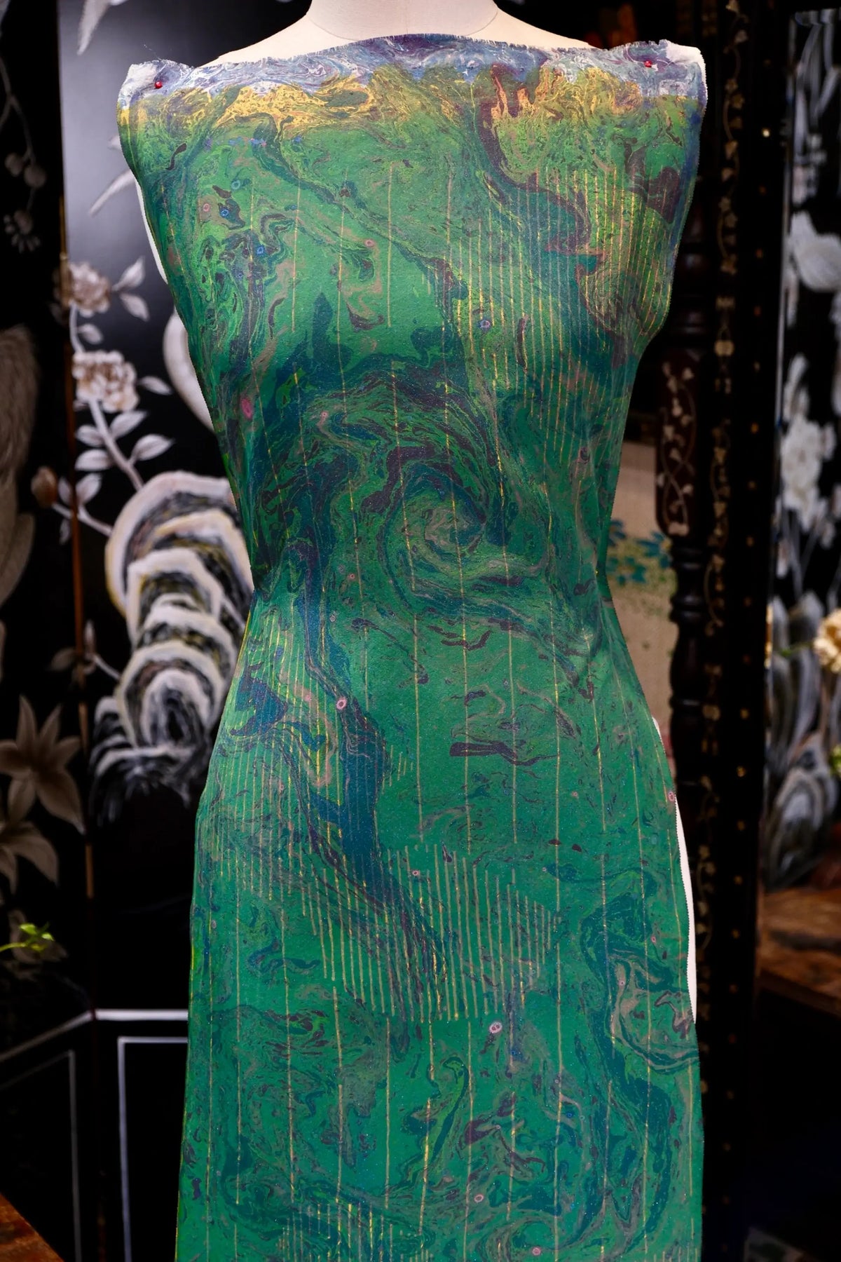 绿色大理石流砂纹带金色经线印花真丝面料 | Green Marbled Print Silk Fabric with Gold Woven Stripes