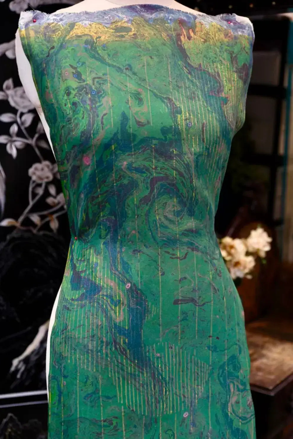 绿色大理石流砂纹带金色经线印花真丝面料 | Green Marbled Print Silk Fabric with Gold Woven Stripes