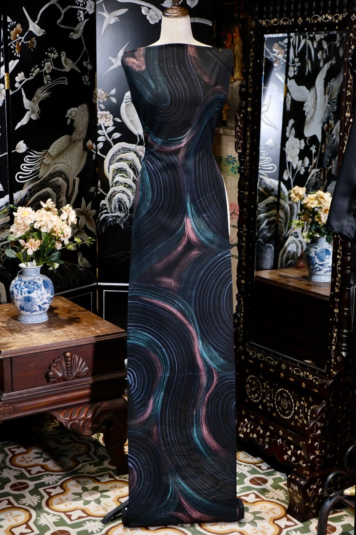 暗夜星河 · 墨底微光流线真丝面料 | Midnight Galaxy - Shimmering Wave Line Pure Silk Fabric