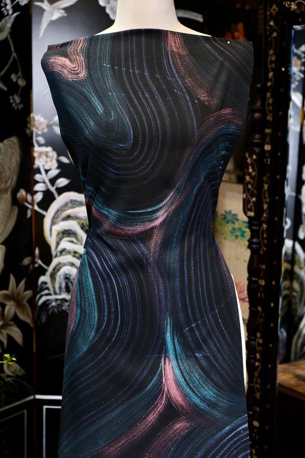 暗夜星河 · 墨底微光流线真丝面料 | Midnight Galaxy - Shimmering Wave Line Pure Silk Fabric