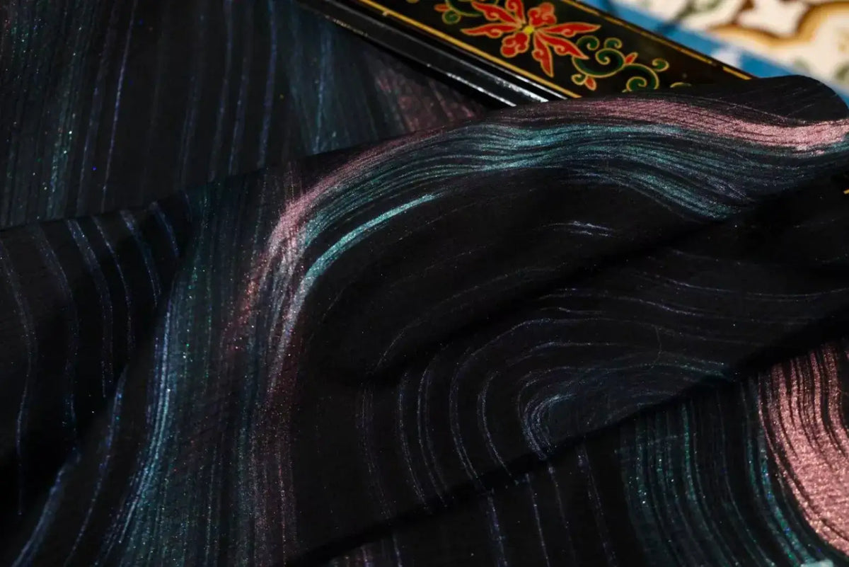 暗夜星河 · 墨底微光流线真丝面料 | Midnight Galaxy - Shimmering Wave Line Pure Silk Fabric
