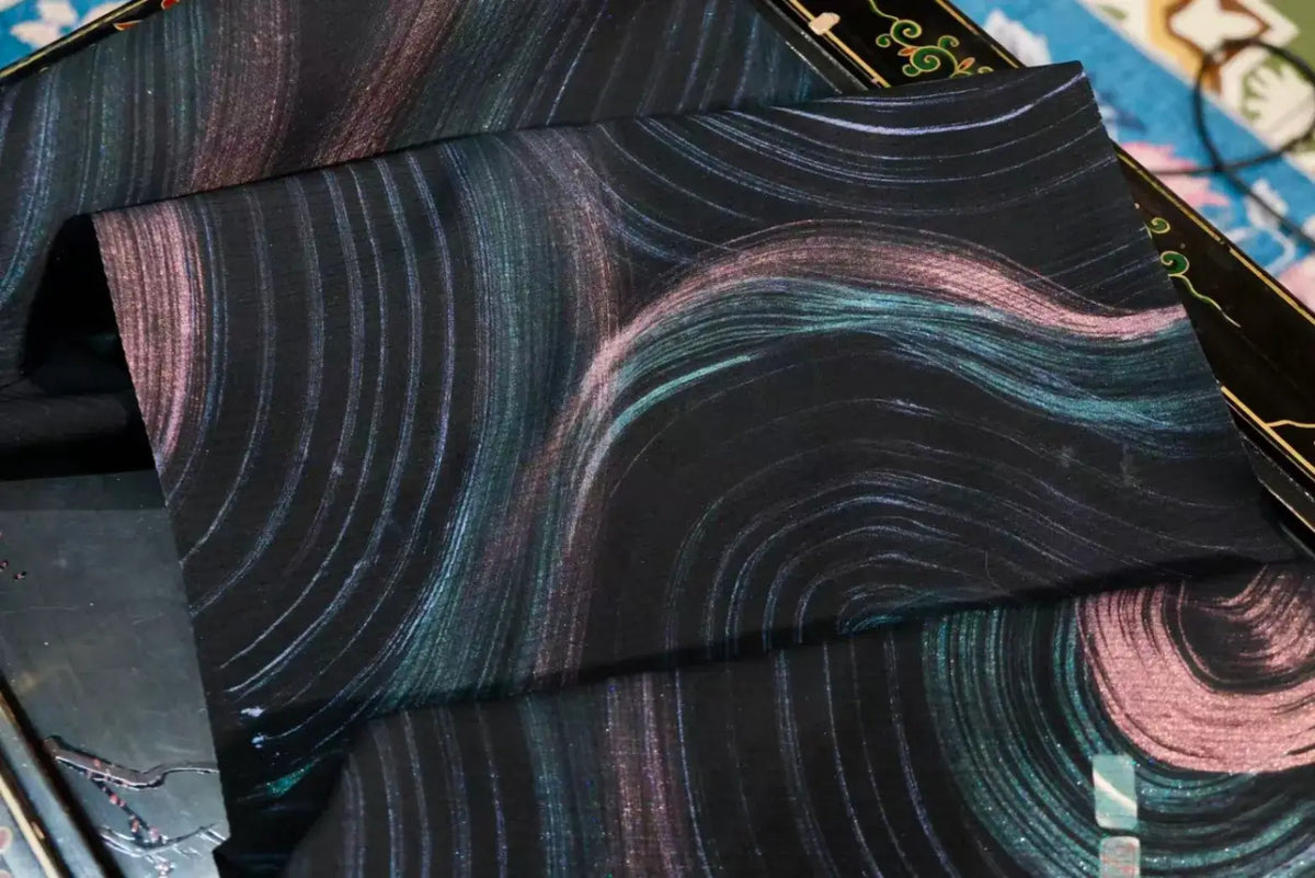 暗夜星河 · 墨底微光流线真丝面料 | Midnight Galaxy - Shimmering Wave Line Pure Silk Fabric