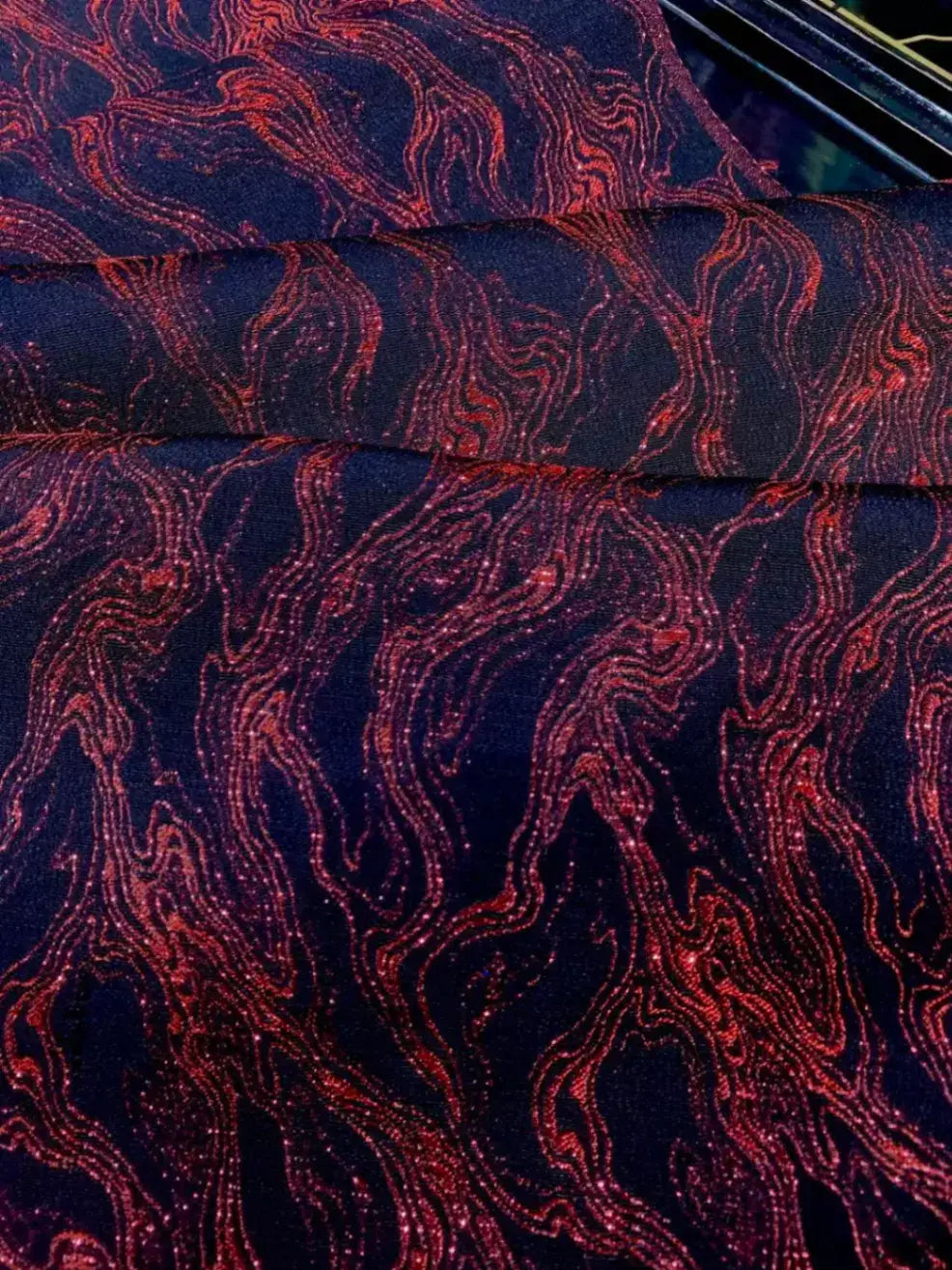 赤焰流金 · 墨底火流纹真丝面料 | Crimson Flare - Black & Red Flowing Lava Silk Fabric