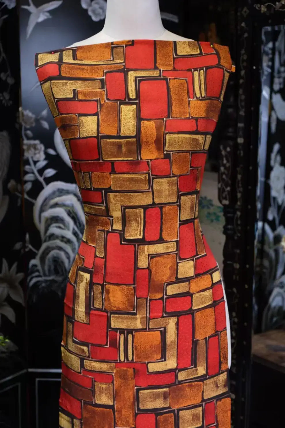 赤金流彩 · 几何砖纹真丝面料 | Crimson Amber - Geometric Brick Silk Fabric